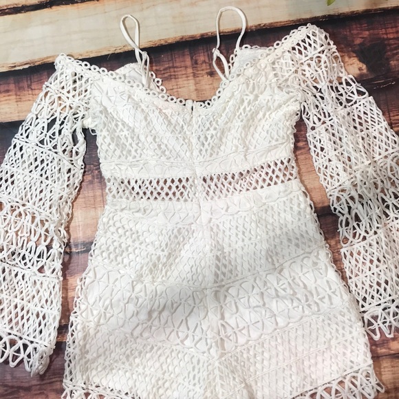 << White Crochet Lace Deep V BellSleeve Romper >> - Picture 7 of 8